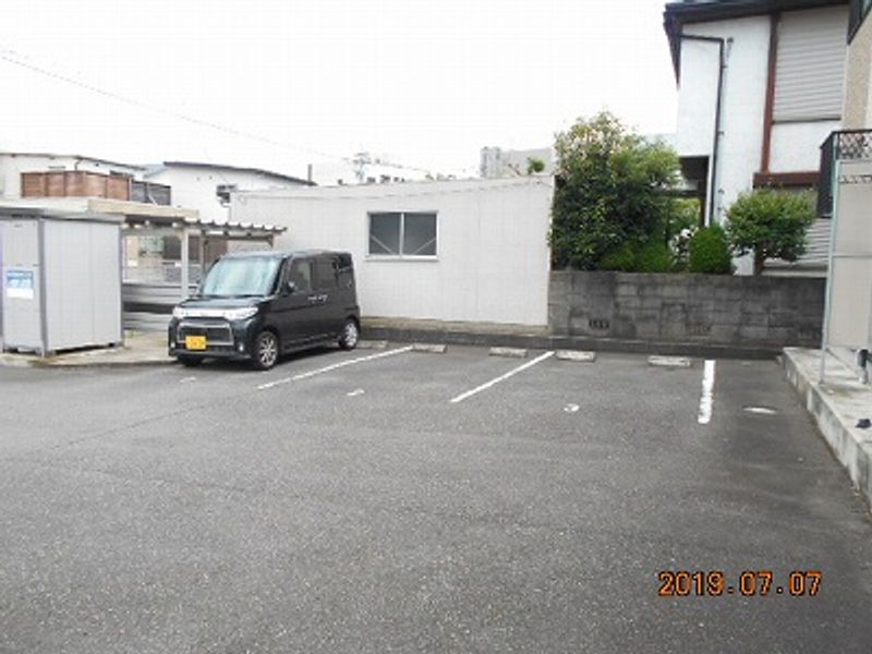 レオパレスプロプル 駐車場