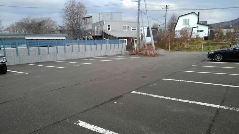 レオパレスアルジャン 駐車場