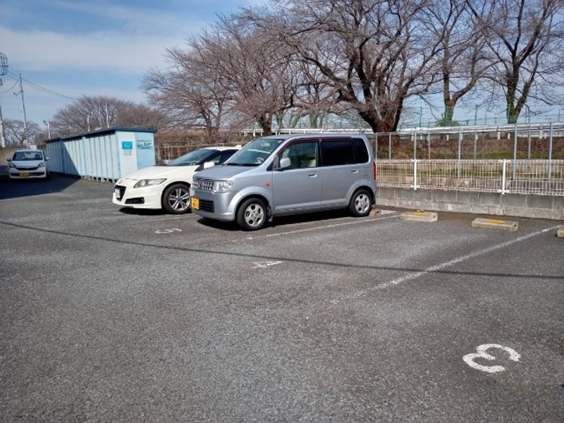 レオパレスシャルム 駐車場