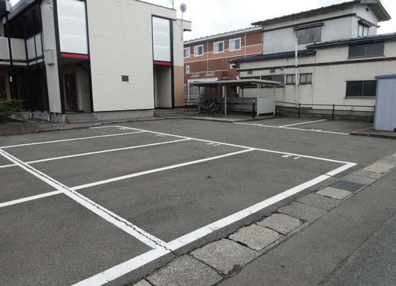 レオパレス鉢の木館 駐車場