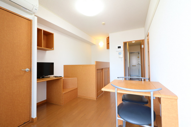 レオパレス西駅前 居間