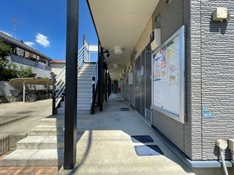 レオパレストサキ エントランス