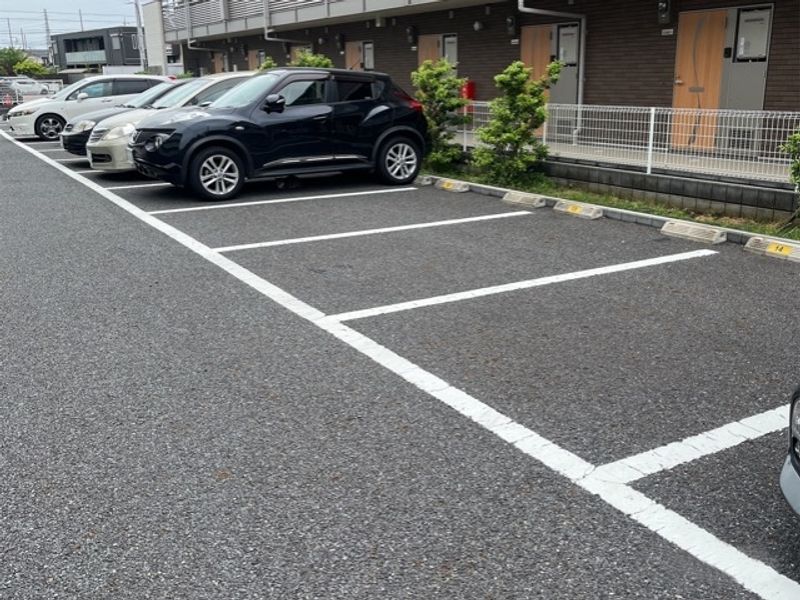 レオネクストエムフラッツ新里 駐車場