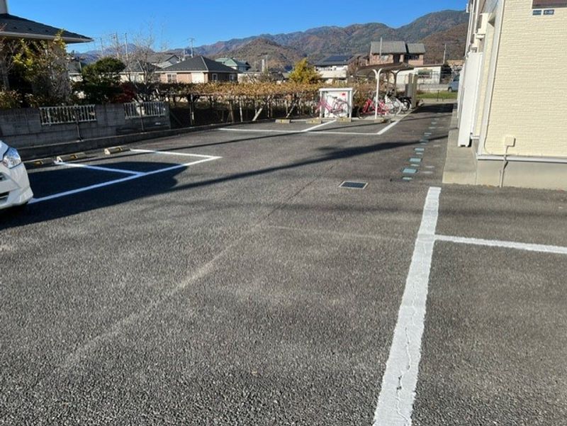 レオパレスファミーユⅢ 駐車場