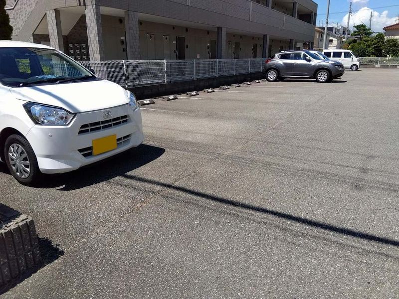 レオパレスベルフォール 駐車場