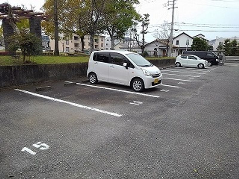 レオパレスＹ’ｓ　Ｍａｙ 駐車場