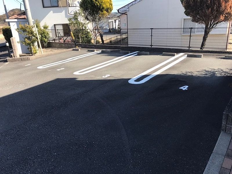 レオパレス春 駐車場