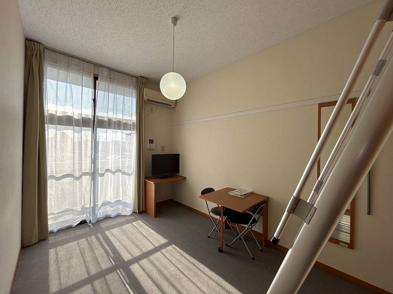 レオパレスグランプラス 居間