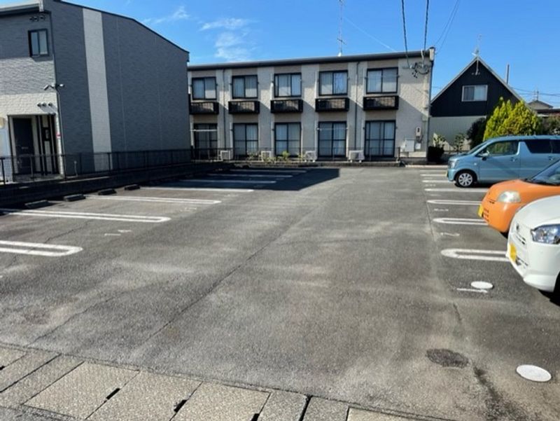 レオパレス彩 駐車場