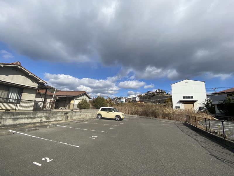 レオパレスまつおか 駐車場