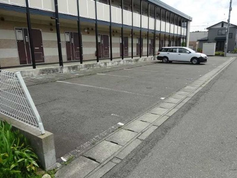 レオパレスサンハイム２ 駐車場