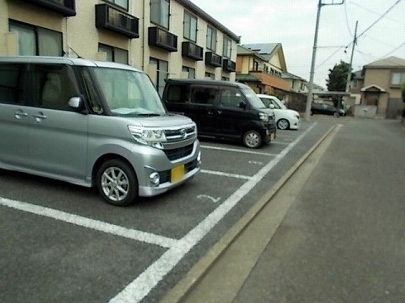 レオパレスアルファ 駐車場