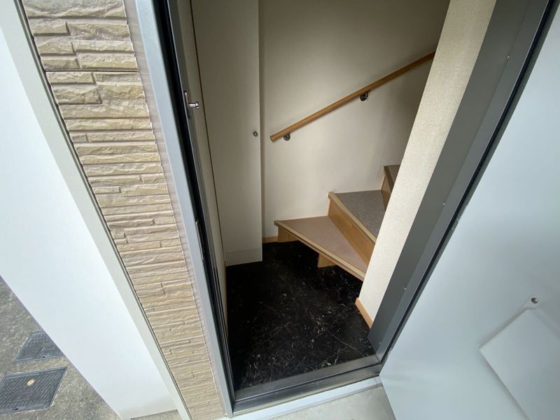 レオネクストアゴーラ 玄関