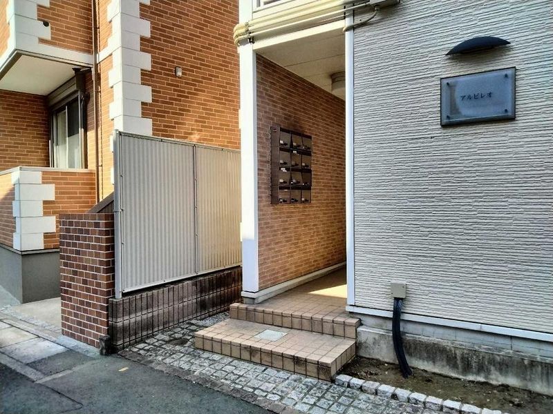 レオパレスアルビレオ エントランス
