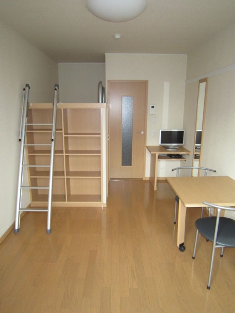 レオパレスラピス 居間