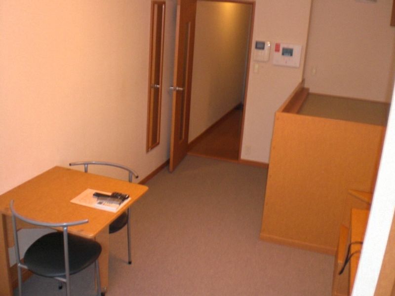 レオパレスピュアタウン 居間