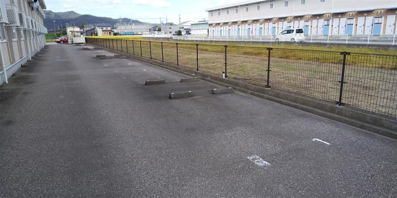 レオパレスハイム　コルーテ 駐車場
