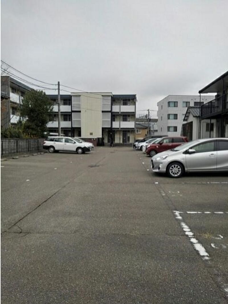 レオパレスさいわい 駐車場