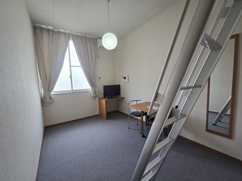レオパレステイラウンジ 居間