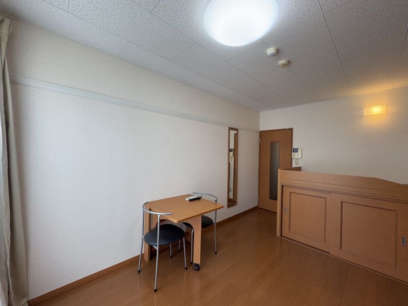 レオパレスラ　レザン 居間