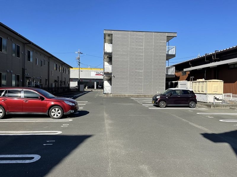 レオパレス泉 駐車場