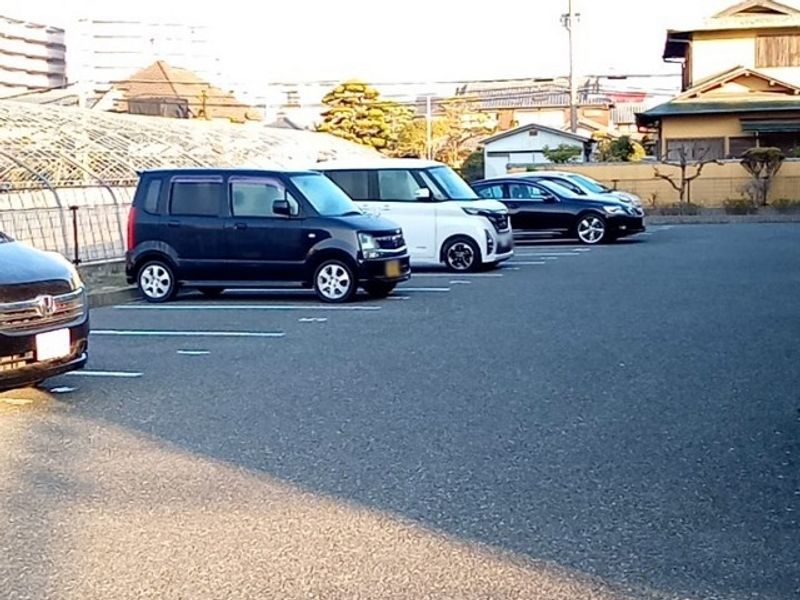 レオパレスＮＩＳＨＩＩＴＡＭＩ 駐車場