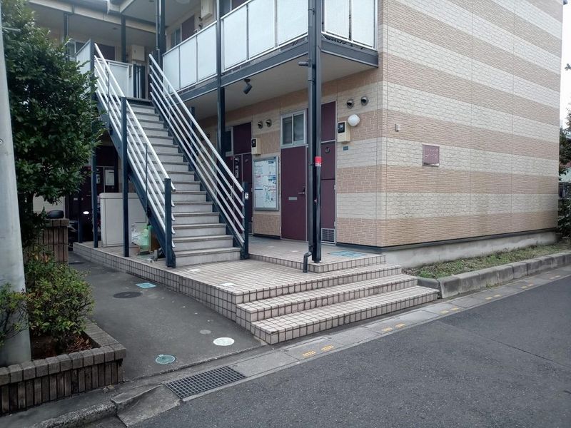 レオパレス鳩ヶ谷本町Ⅱ エントランス