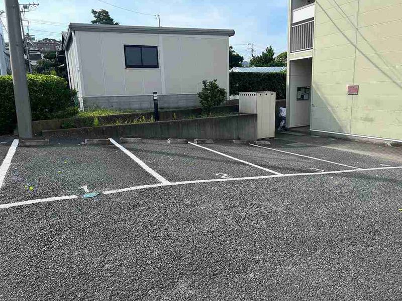 レオパレスアンソレイエ 駐車場
