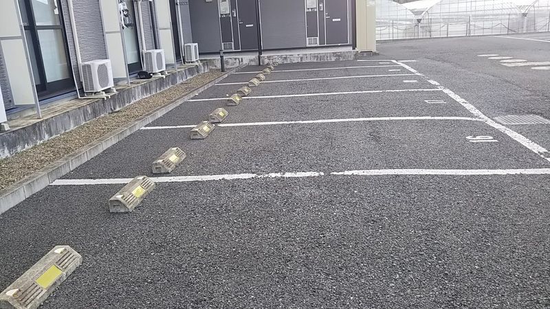 レオパレス安布里 駐車場