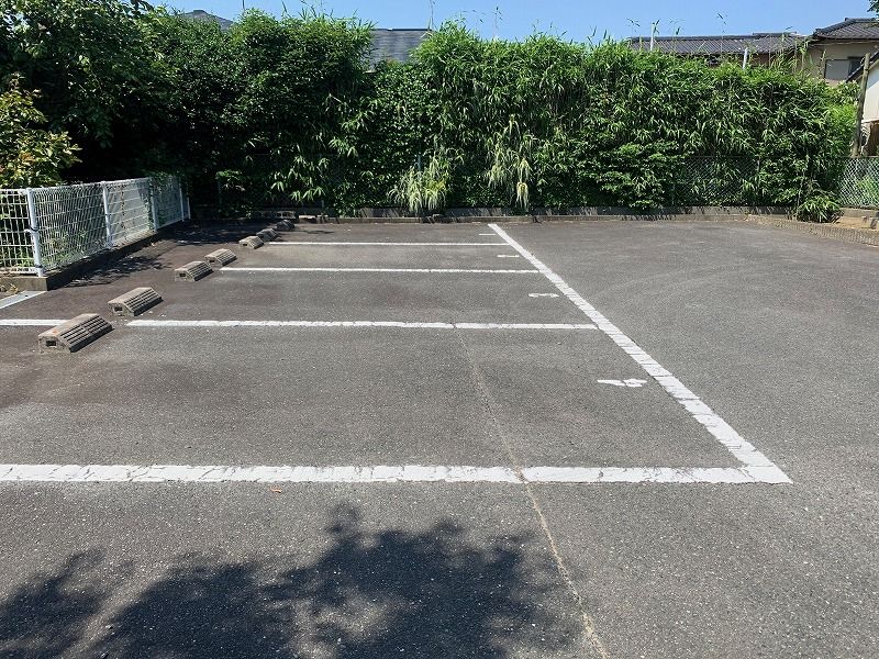 レオパレスアプリコット・イン 駐車場