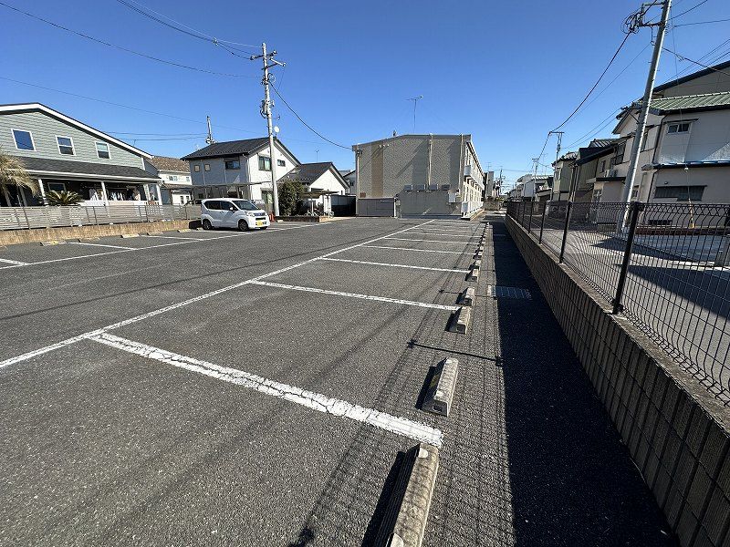 レオパレスカレーラ藤富 駐車場