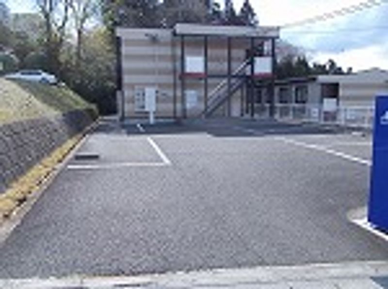 レオパレスアクテイー泉 駐車場