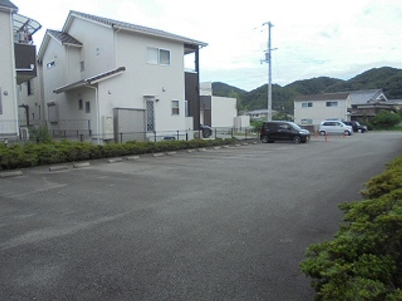 レオパレストホリ 駐車場