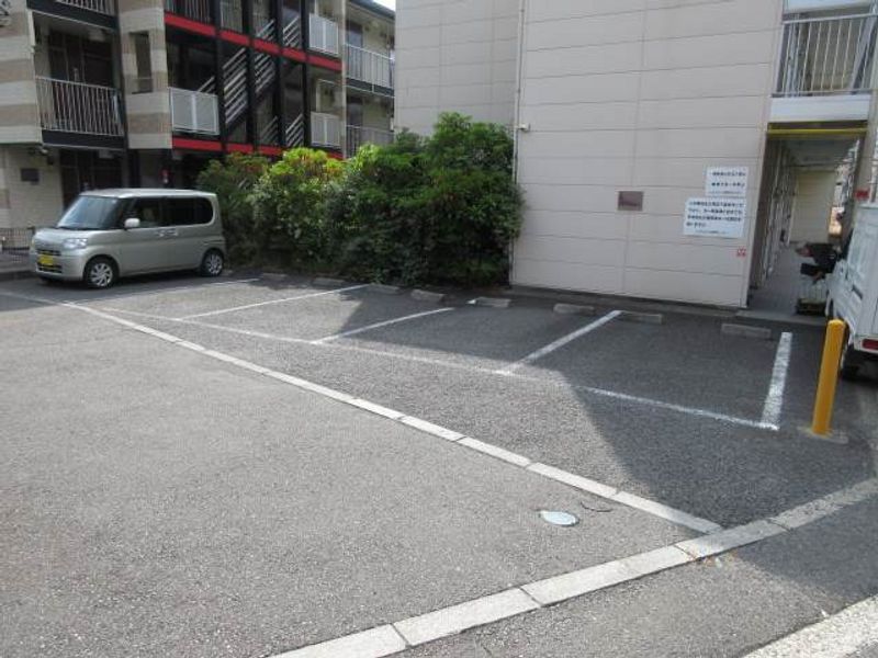 レオパレスＨＡＮＡＷＡ 駐車場