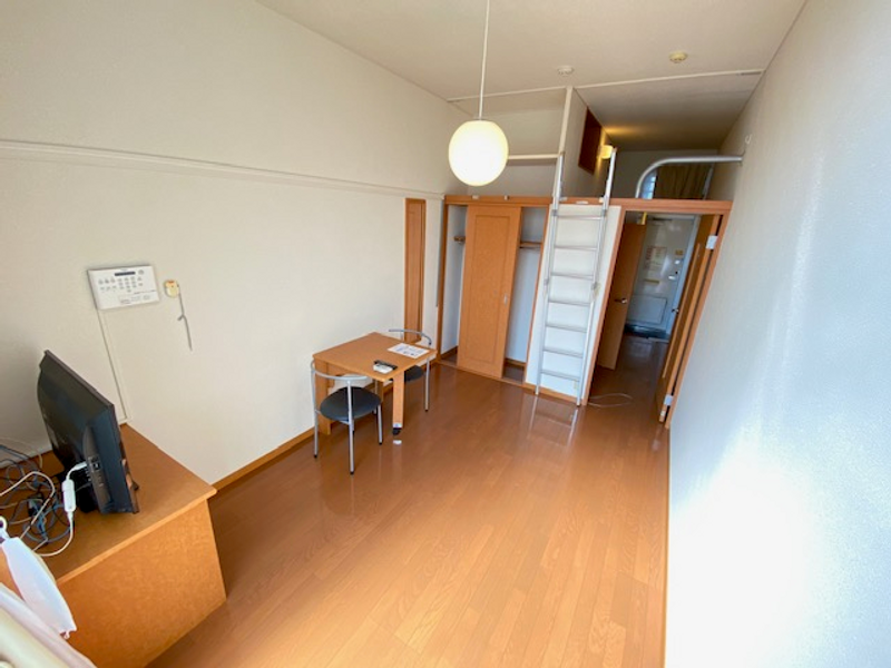 レオパレスアルプホルン 居間