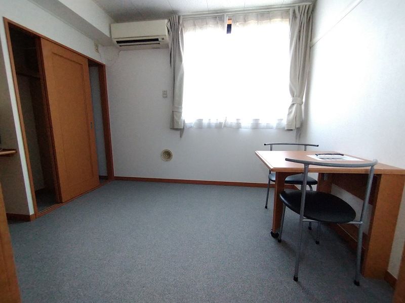 レオパレス英 寝室