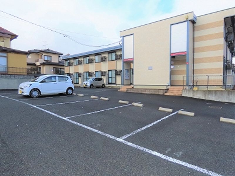 レオパレスウエストＴＯＫＵＭＡ 駐車場