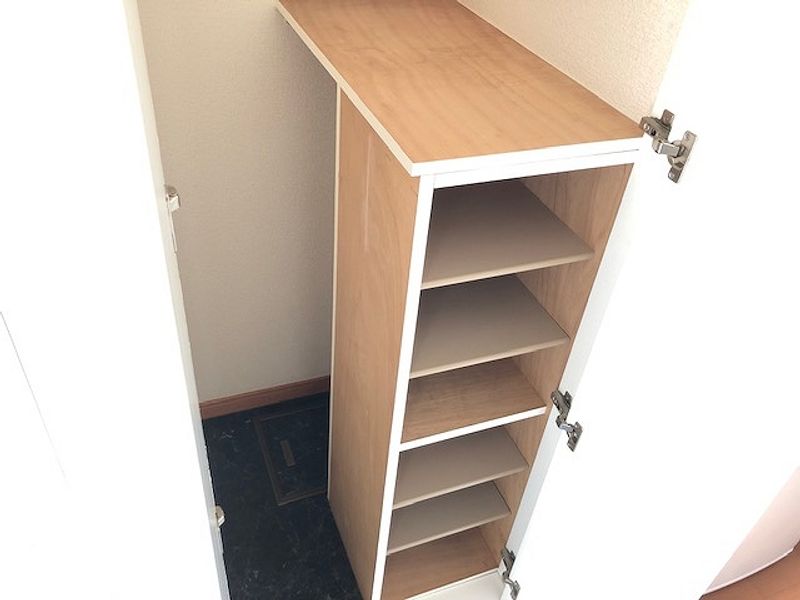 レオパレスホリー 玄関