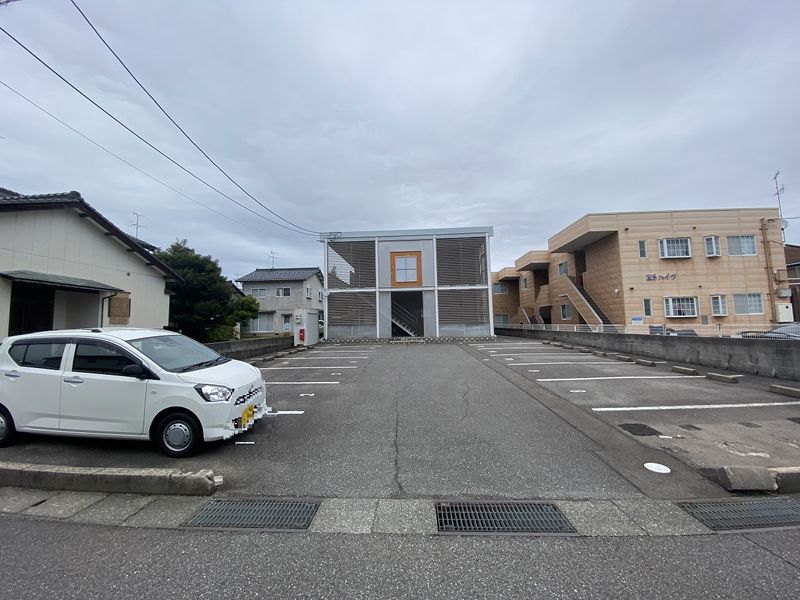 レオパレスシルバーストーン 駐車場