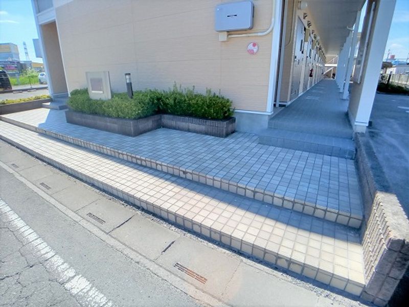 レオパレスミュウ エントランス