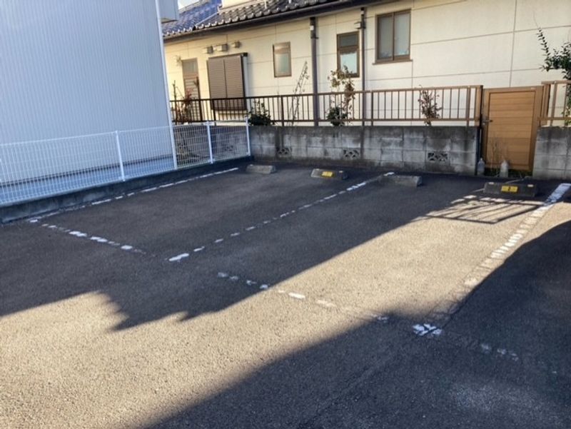 レオパレスフォレスト天神町 駐車場