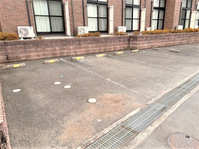 レオパレスブラウニー 駐車場