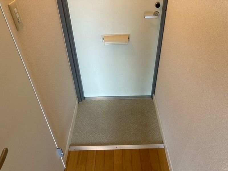 レオパレスエイショウ 玄関