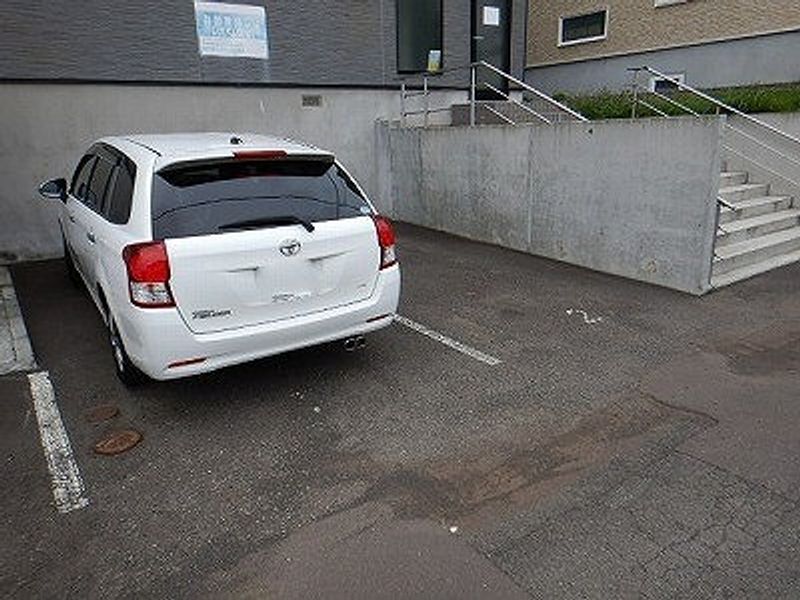 レオパレスグラッツェ 駐車場