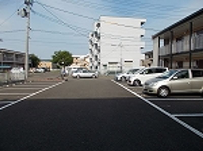 レオパレスウエストプラザ愛子 駐車場