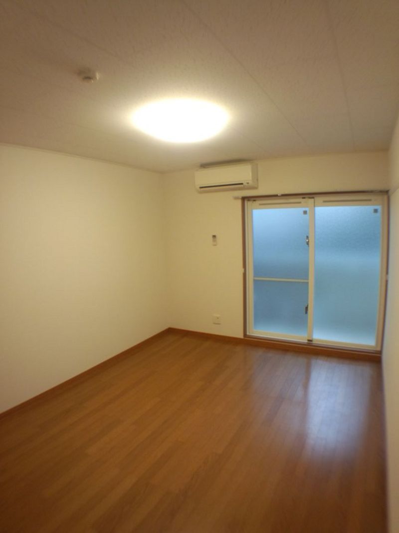 レオパレス安慶名 居間