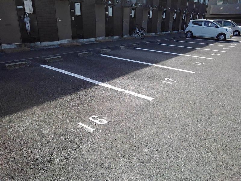 レオパレスロワール三条Ｂ 駐車場