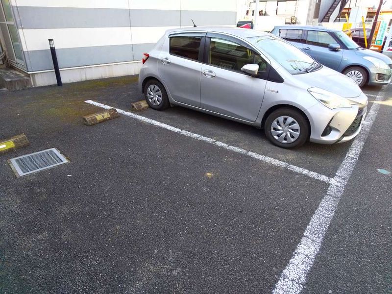 レオパレスアルシオネ飛路 駐車場