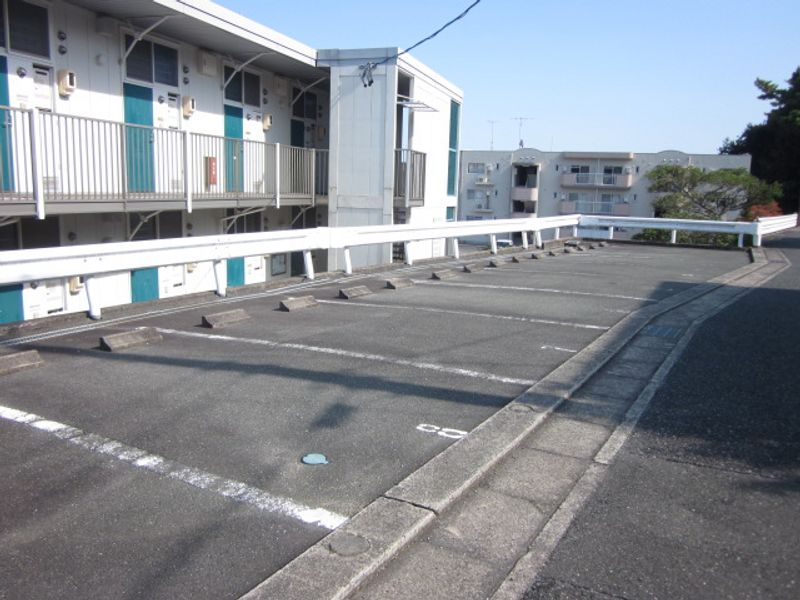 レオパレスコニファー 駐車場