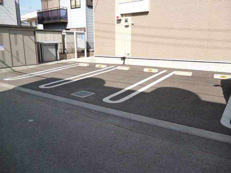 レオパレスハッピーベル 駐車場